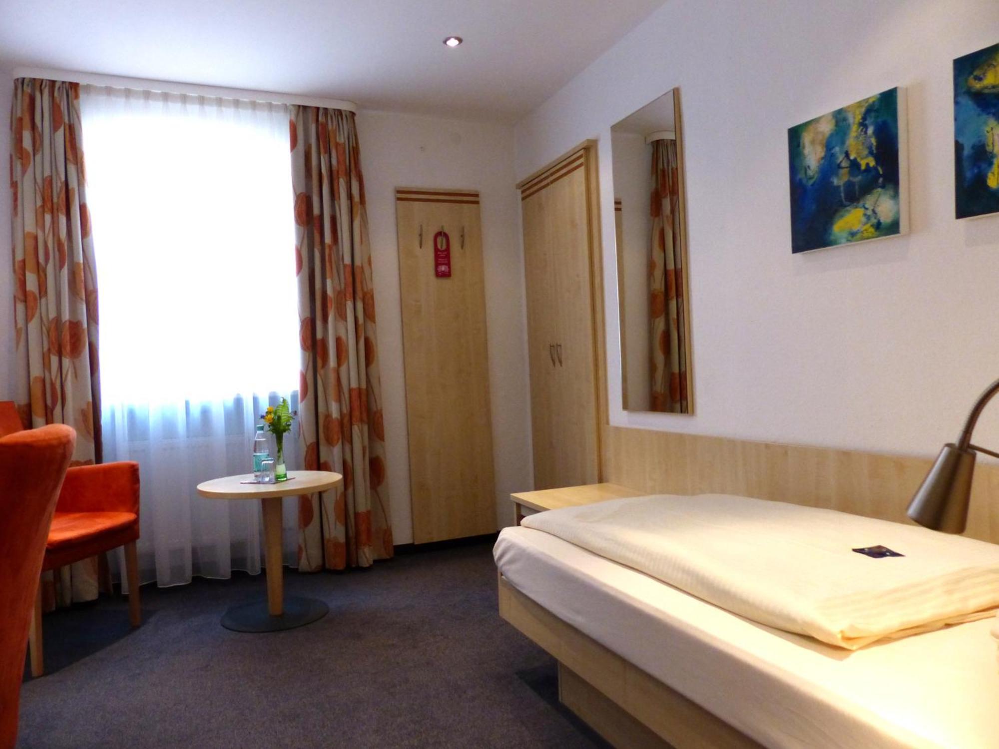 Hasi'S Hotel Grafing Екстериор снимка